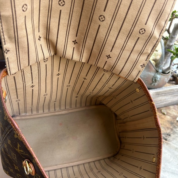Authentic Louis Vuitton Vintage Neverfull Pm Monogram Tote
SOLD - Picture 10 of 16